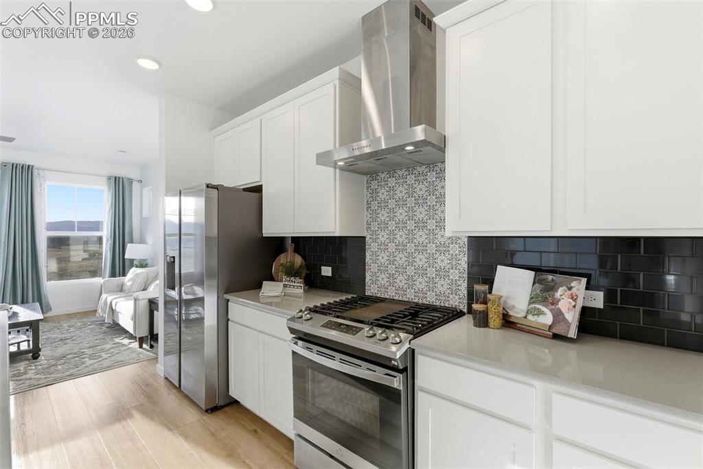 Image 11 of 50: Kitchen