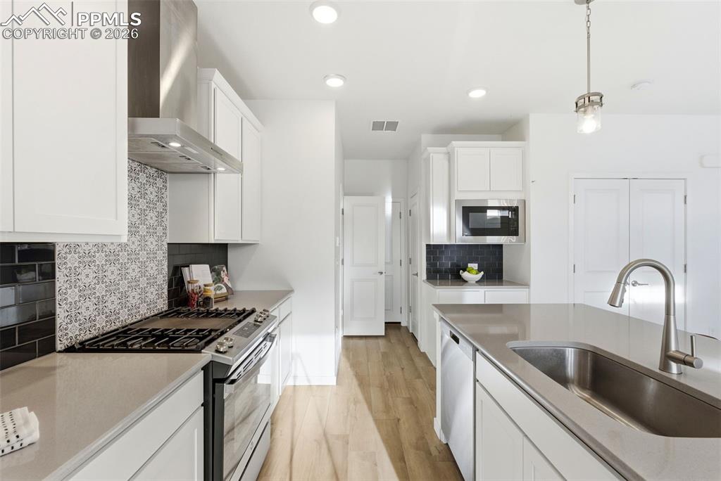 Image 13 of 50: Kitchen