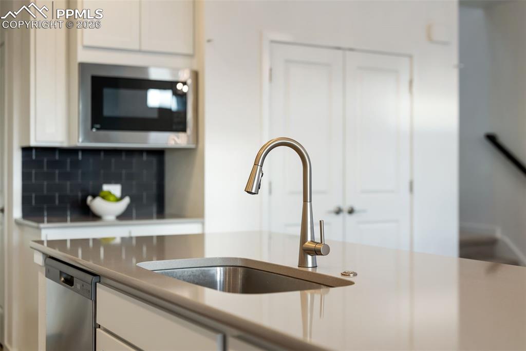 Image 14 of 50: Kitchen