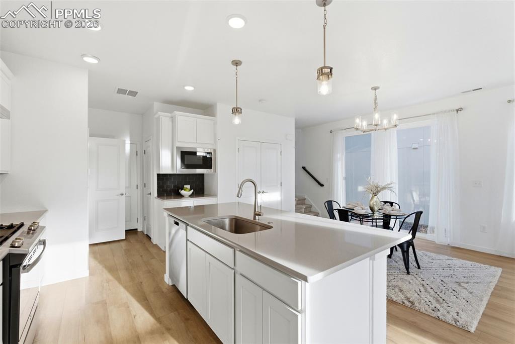 Image 15 of 50: Kitchen