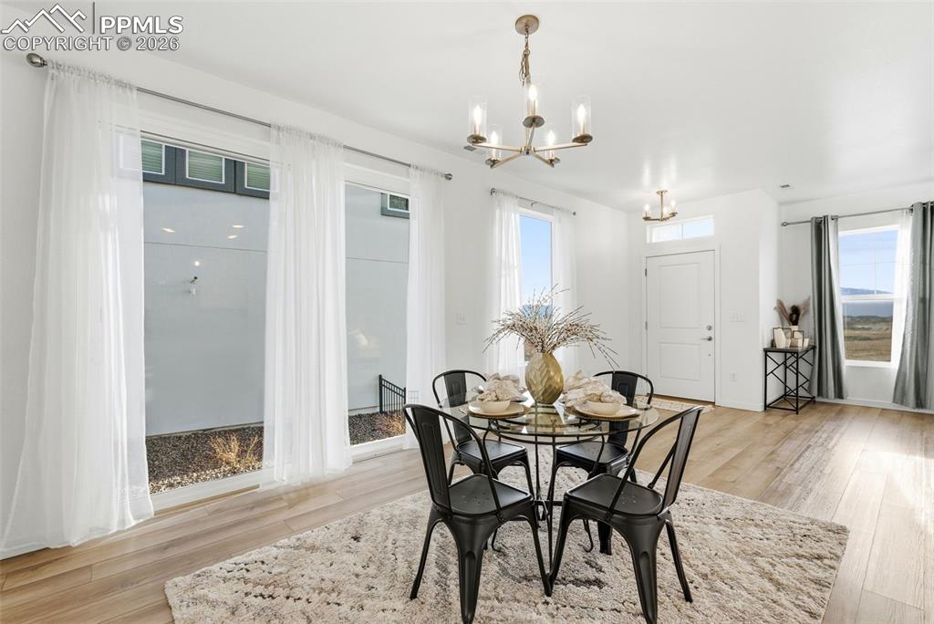 Image 20 of 50: Dining Area