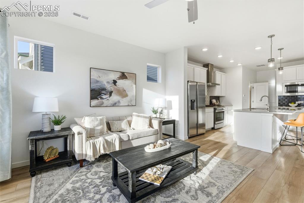 Image 7 of 50: Living Room