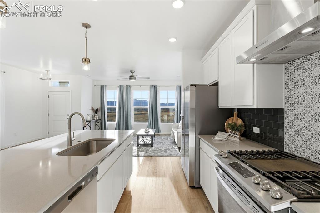 Image 9 of 50: Kitchen