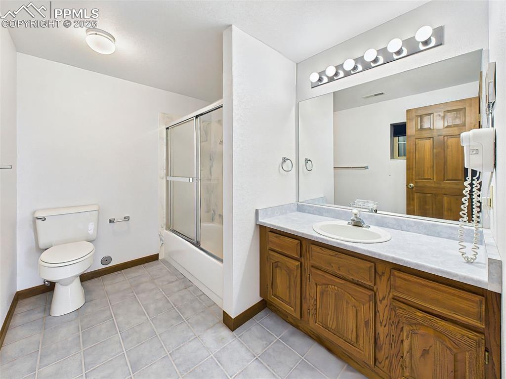 Image 34 of 50: Basement Bathroom – Full bath on the lower level featuring a tub/shower com