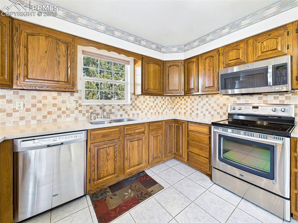 Image 5 of 50: Kitchen