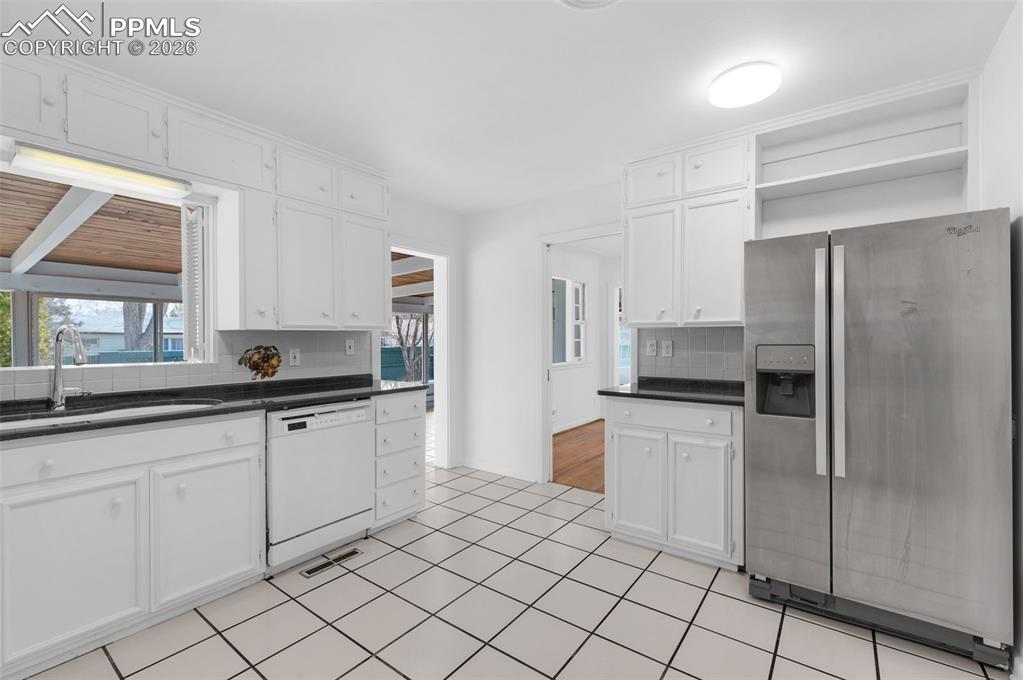 Image 14 of 44: Kitchen