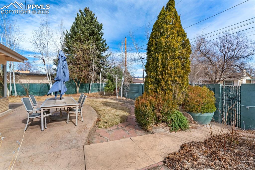 Image 22 of 44: Yard