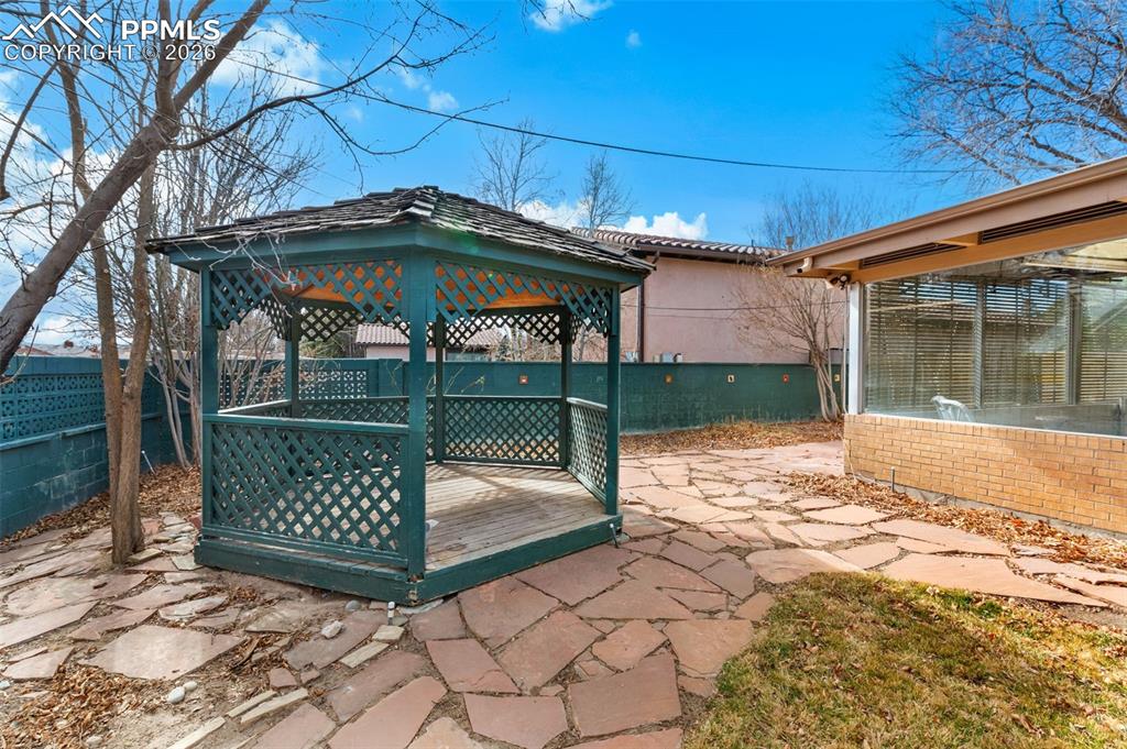 Image 23 of 44: Yard