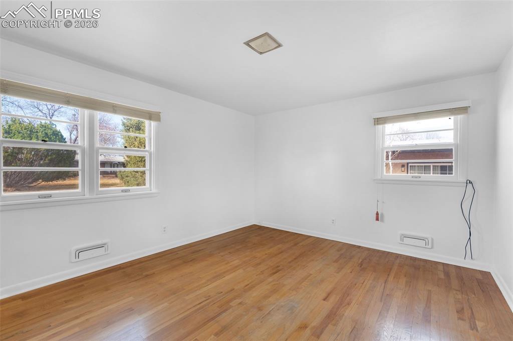 Image 25 of 44: Bedroom