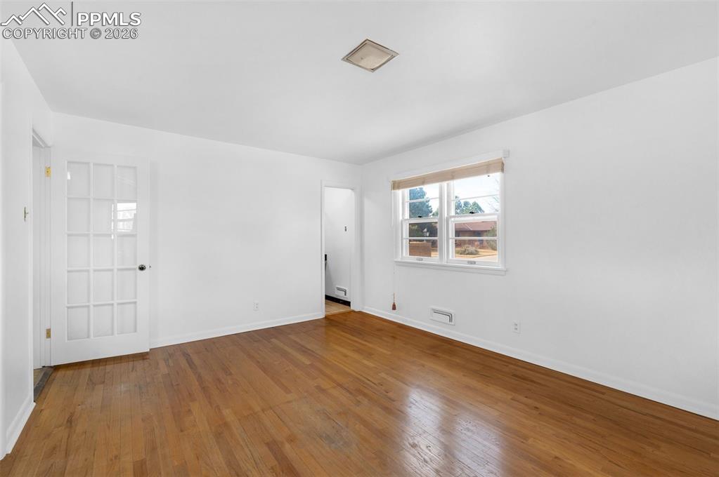 Image 26 of 44: Bedroom