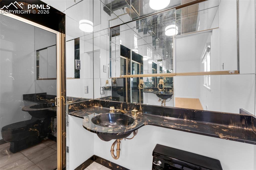 Image 27 of 44: Bathroom