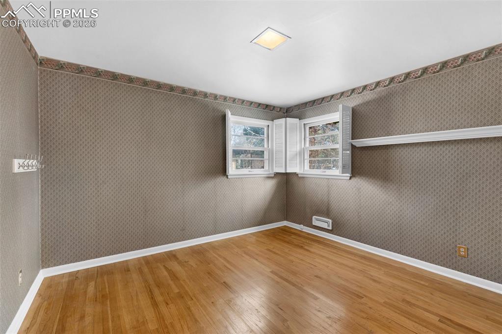 Image 28 of 44: Bedroom