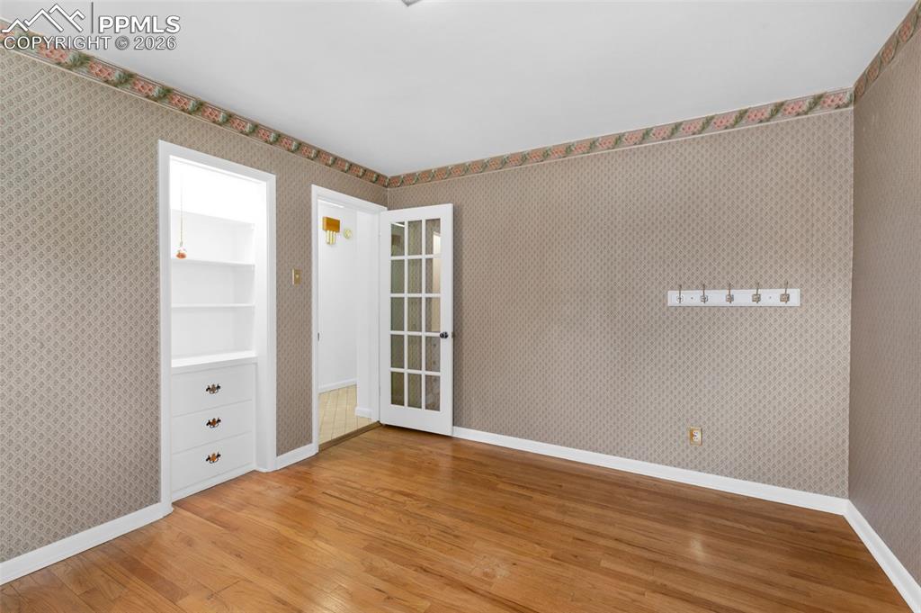 Image 29 of 44: Bedroom