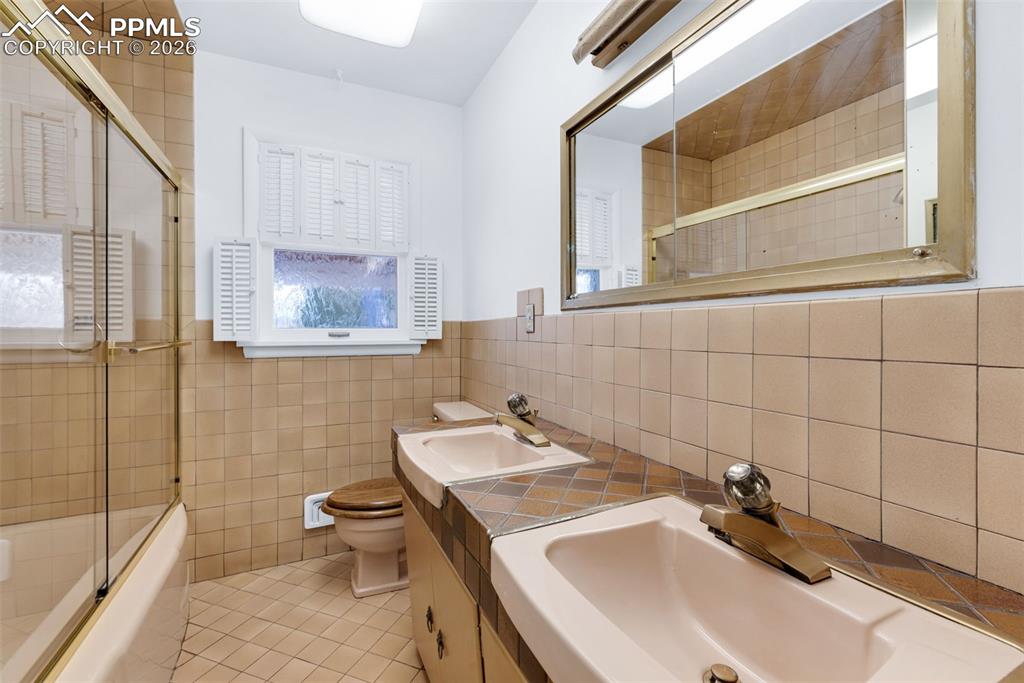 Image 30 of 44: Bathroom