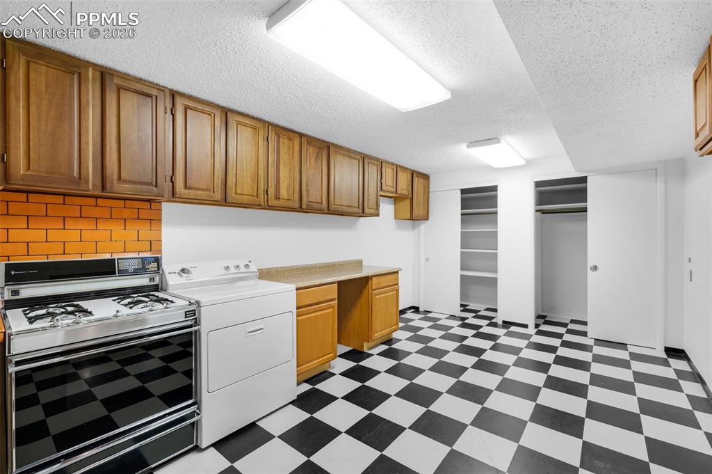 Image 35 of 44: Kitchen