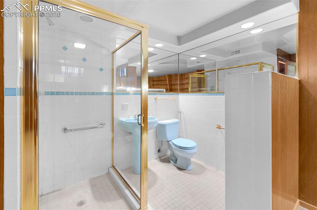 Image 40 of 44: Bathroom