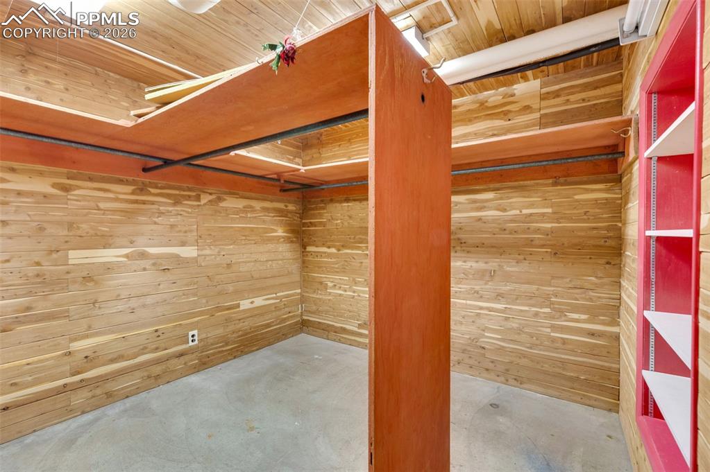 Image 41 of 44: Closet