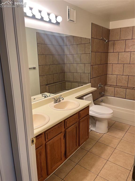 Image 14 of 20: Bathroom