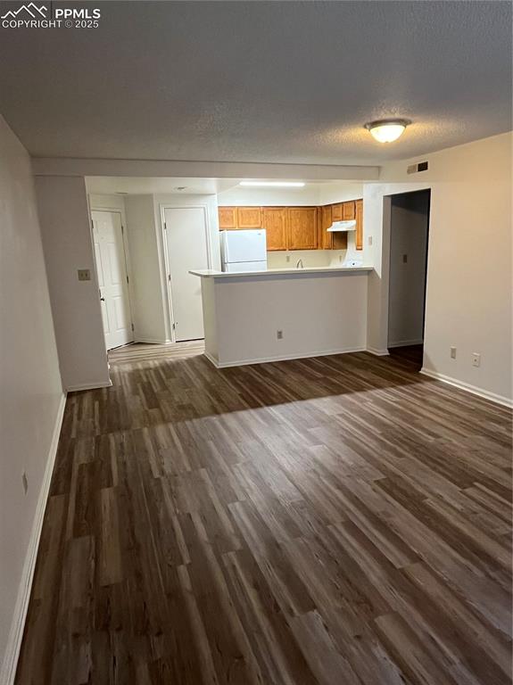 Image 5 of 20: Living Room