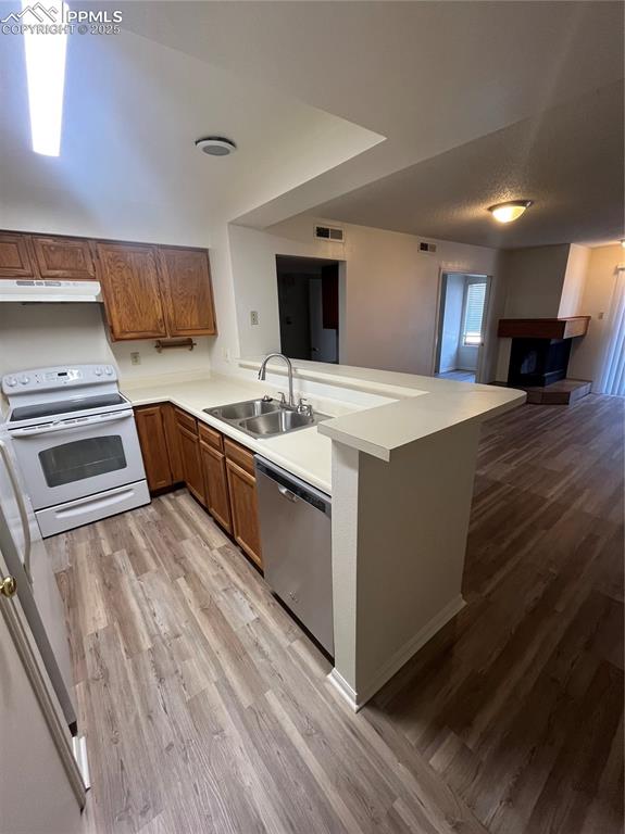 Image 7 of 20: Kitchen