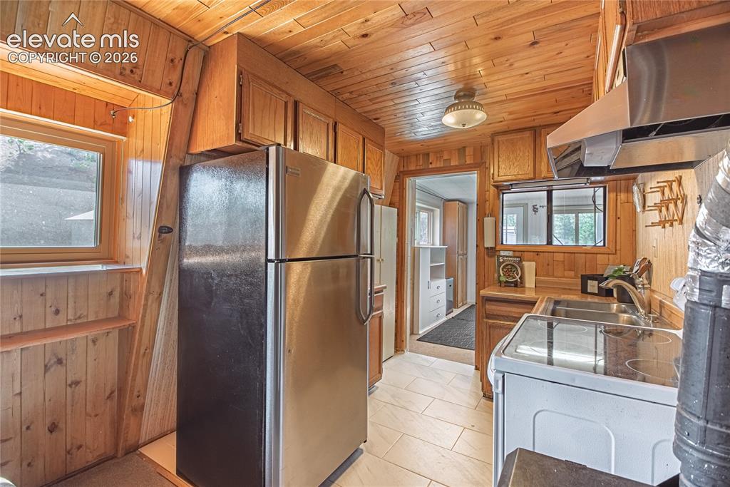 Image 10 of 46: Kitchen
