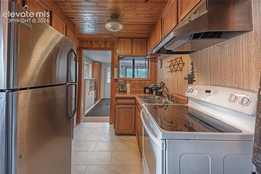Image 16 of 46: Kitchen