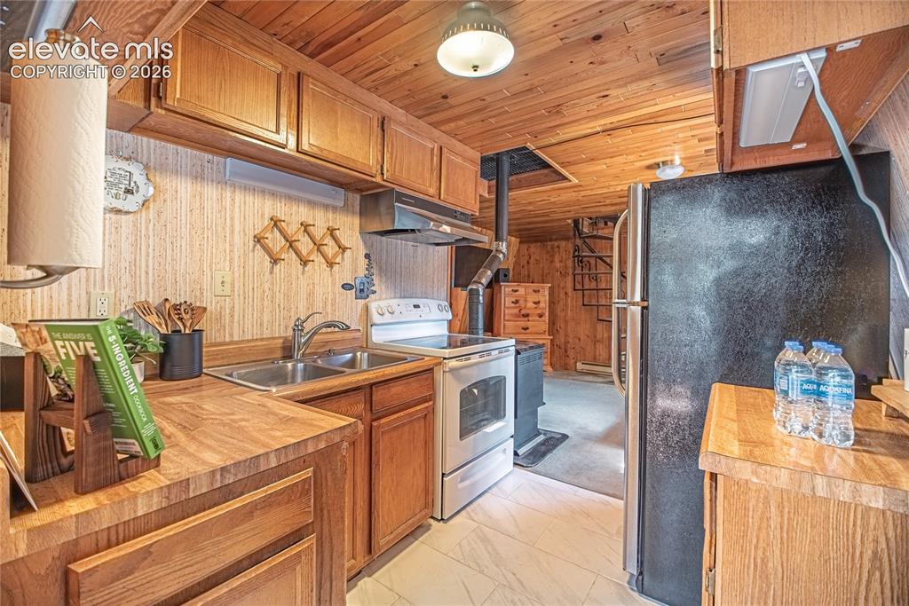 Image 19 of 46: Kitchen