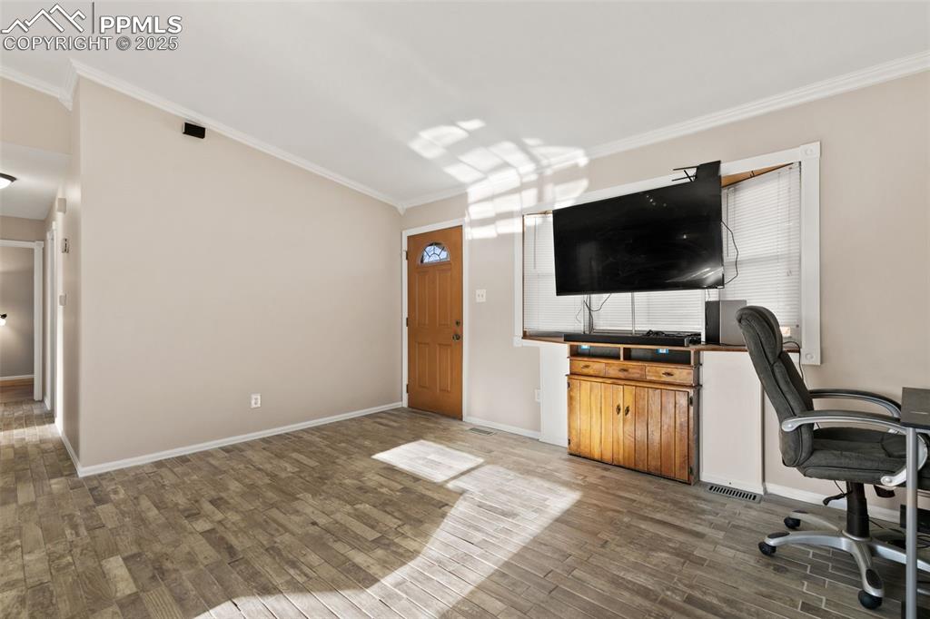 Image 3 of 27: Living room with ceramic flooring