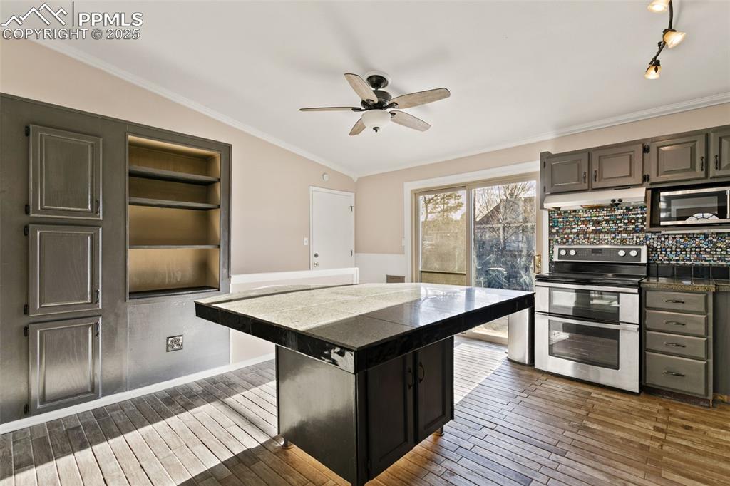 Image 8 of 27: kitchen dining area