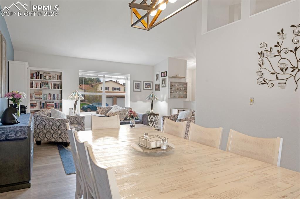 Image 10 of 50: Dining Area