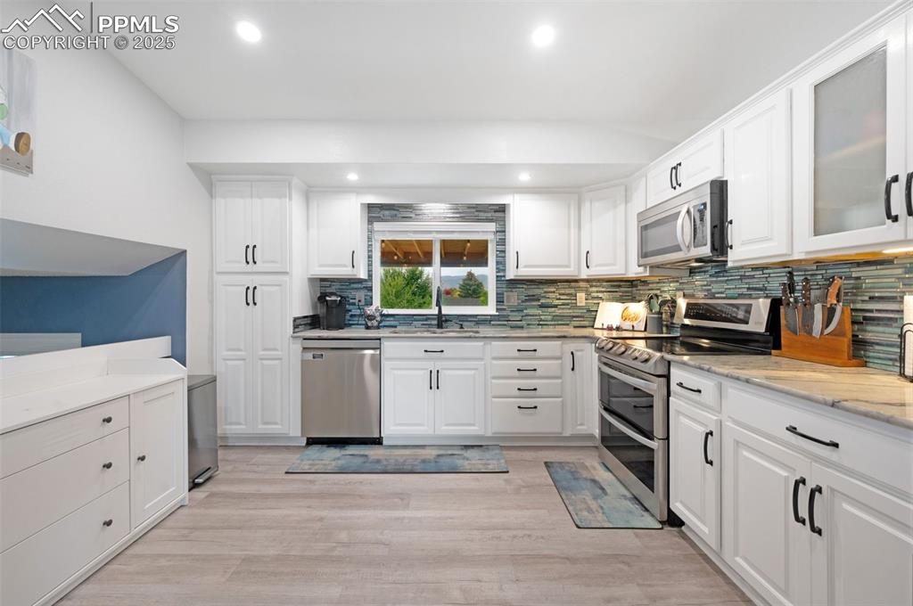 Image 11 of 50: Kitchen