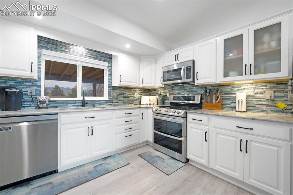 Image 12 of 50: Kitchen