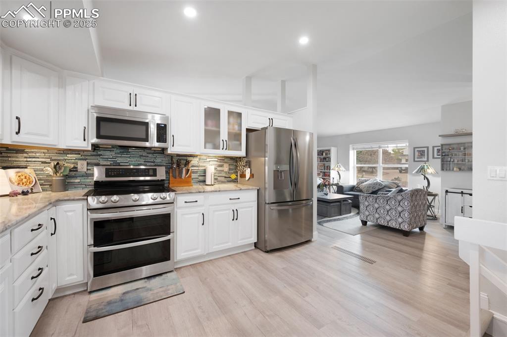 Image 13 of 50: Kitchen