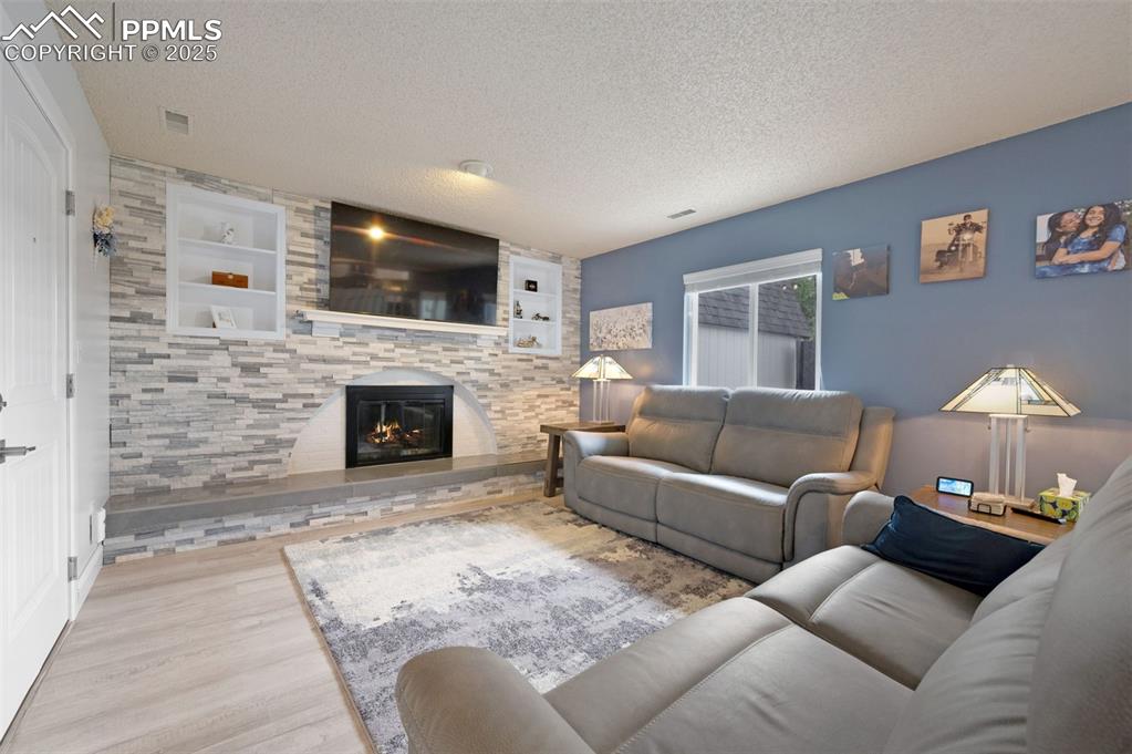 Image 14 of 50: Living Room