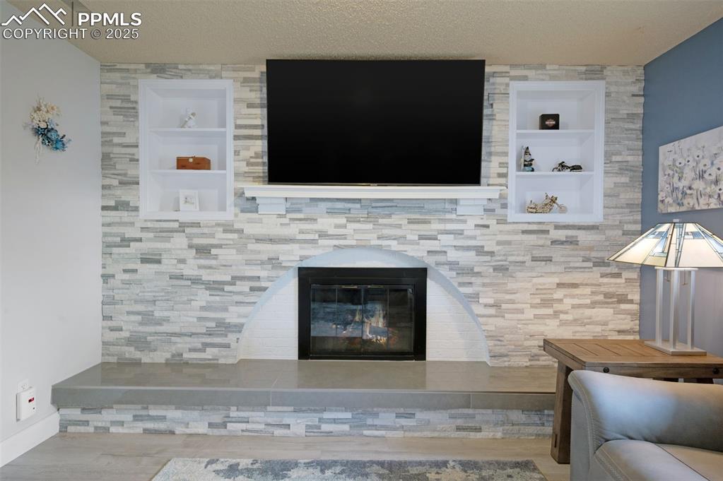 Image 16 of 50: Living Room