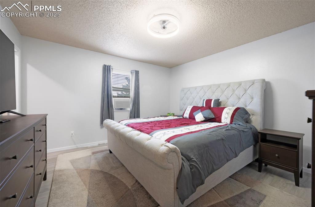 Image 20 of 50: Bedroom