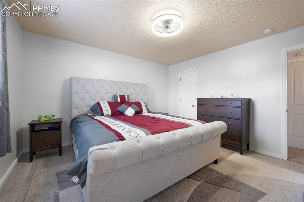 Image 21 of 50: Bedroom