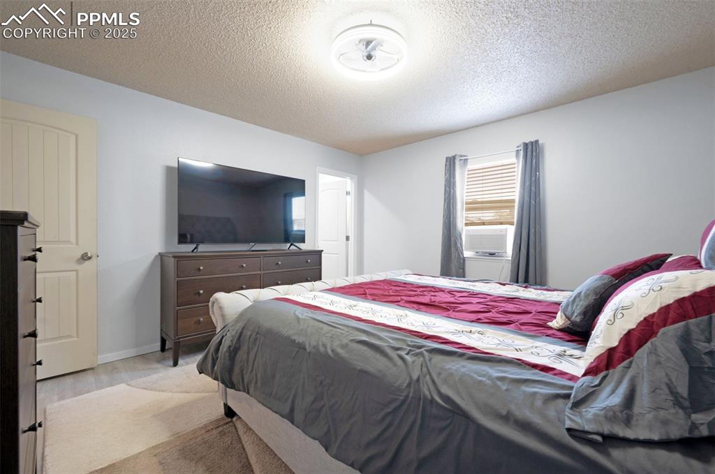 Image 22 of 50: Bedroom