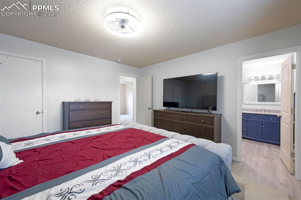 Image 23 of 50: Bedroom