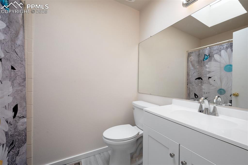 Image 28 of 50: Bathroom