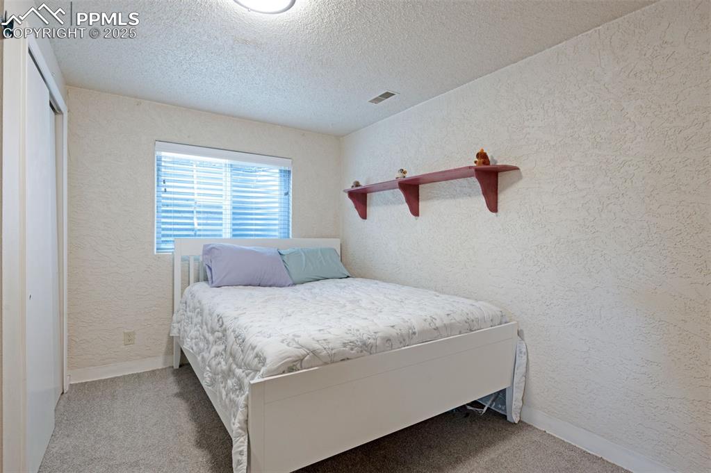 Image 34 of 50: Bedroom