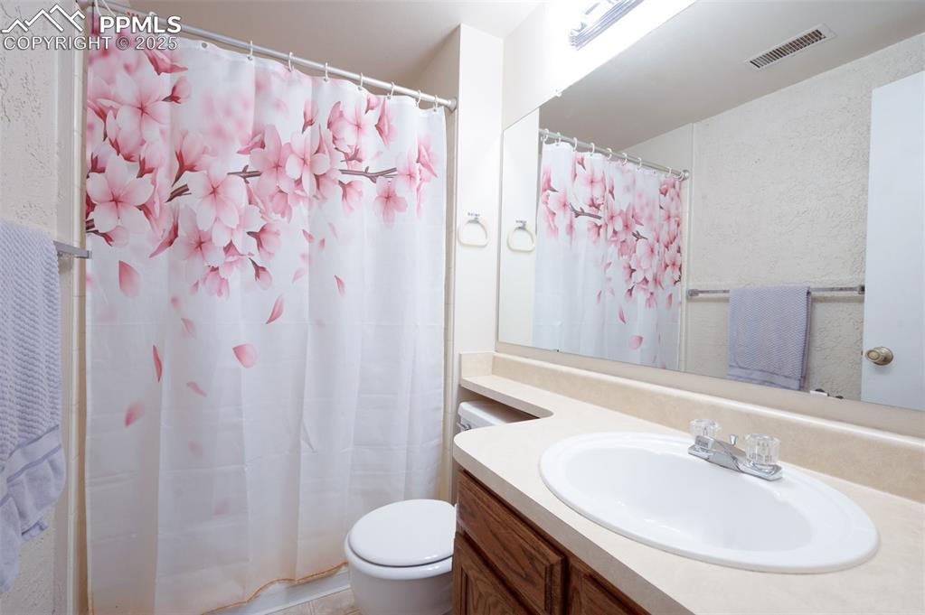 Image 36 of 50: Bathroom