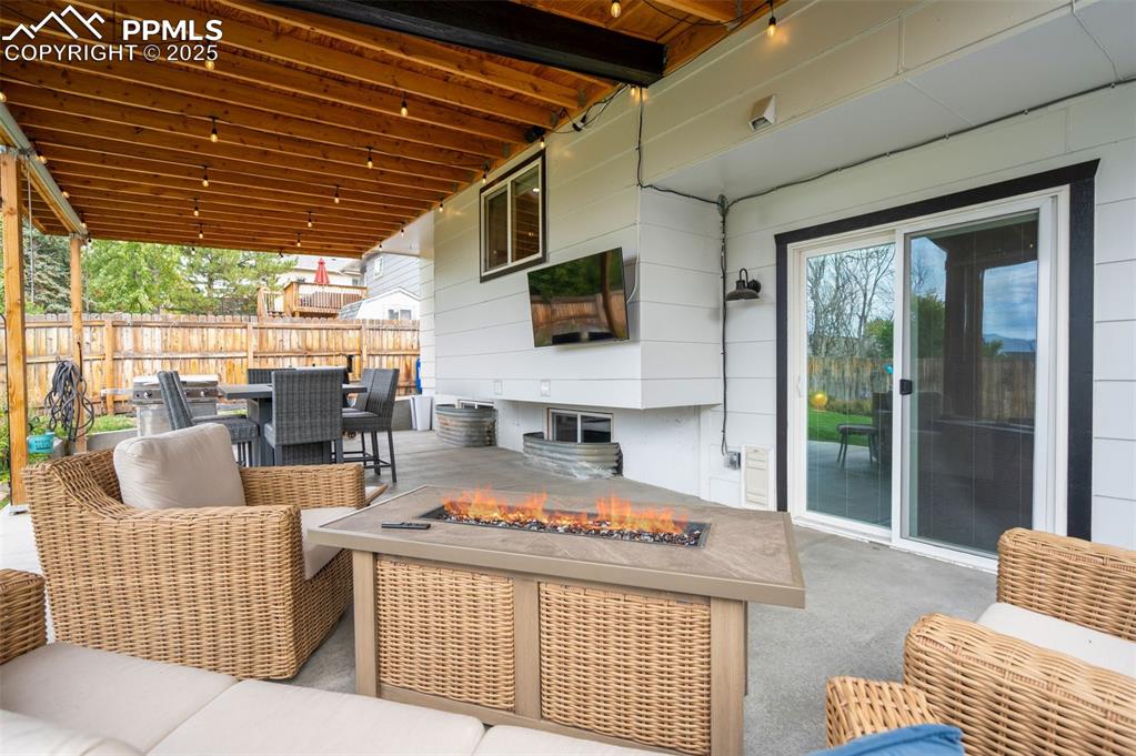 Image 38 of 50: Deck