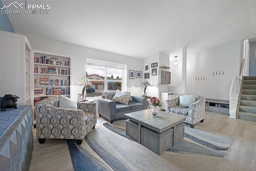 Image 6 of 50: Living Room