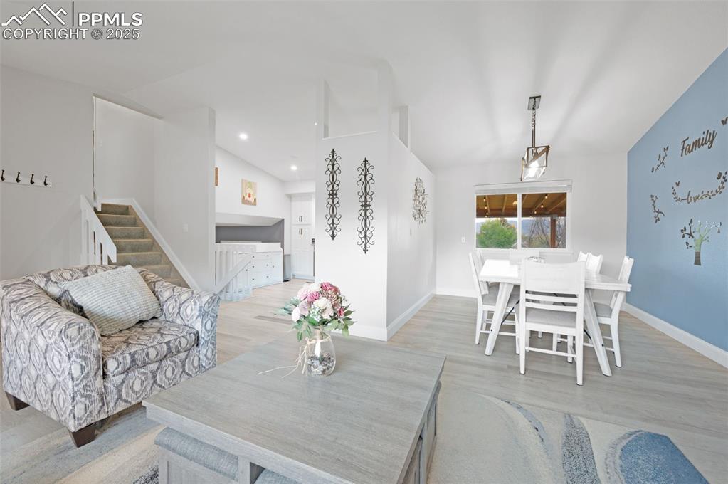 Image 7 of 50: Living Room