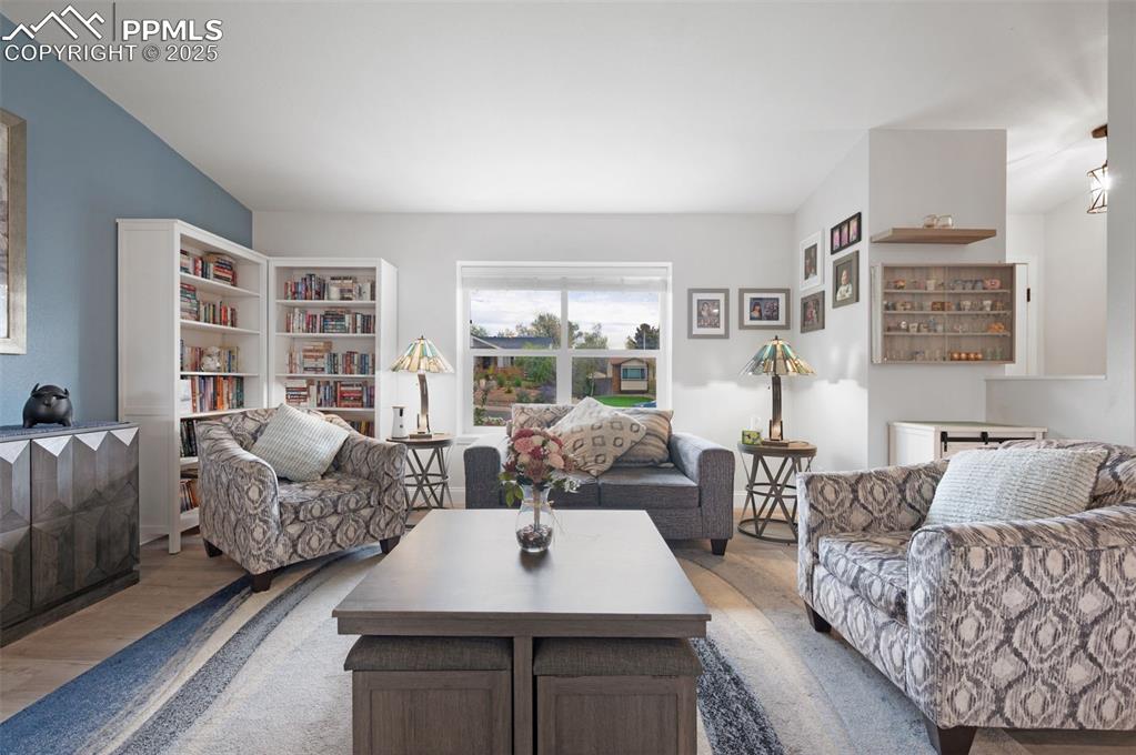 Image 8 of 50: Living Room