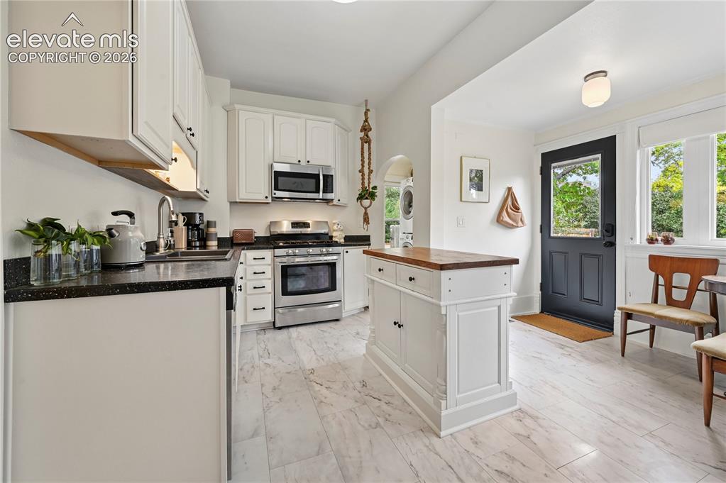 Image 14 of 47: Kitchen