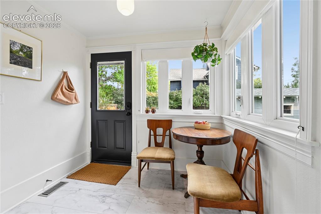 Image 15 of 47: Eat-In Kitchen