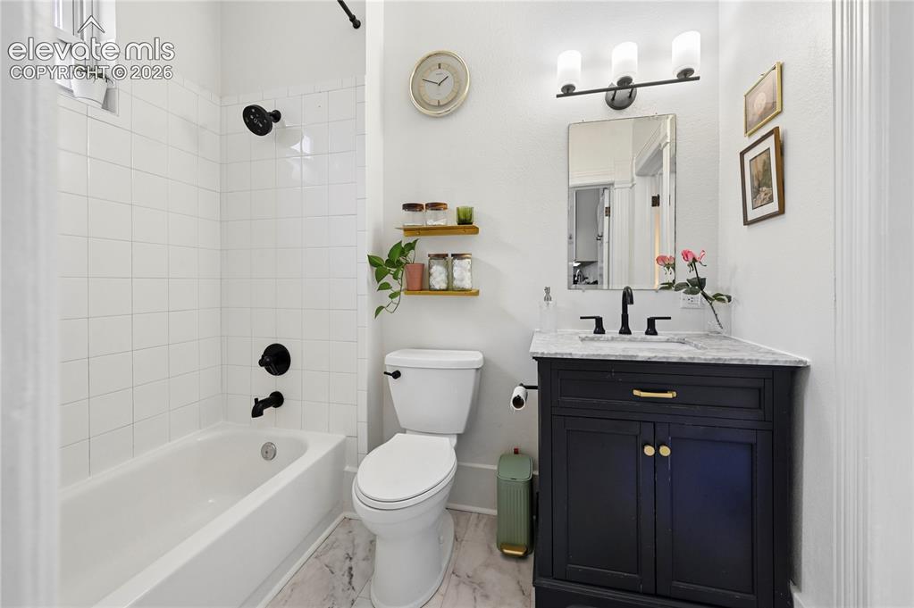 Image 23 of 47: Full Bathroom