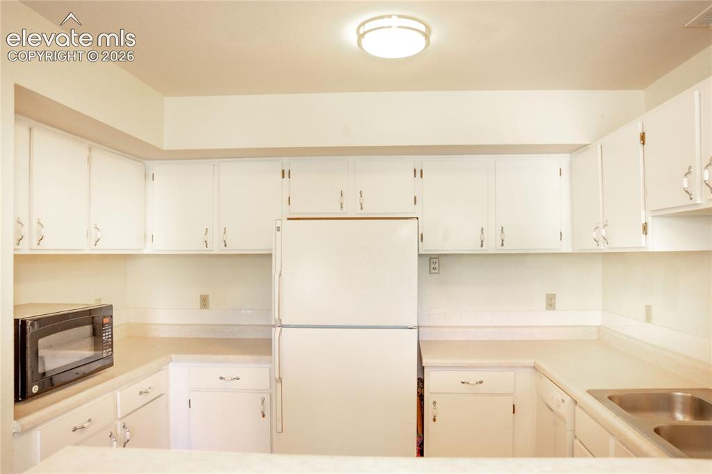 Image 12 of 28: Kitchen